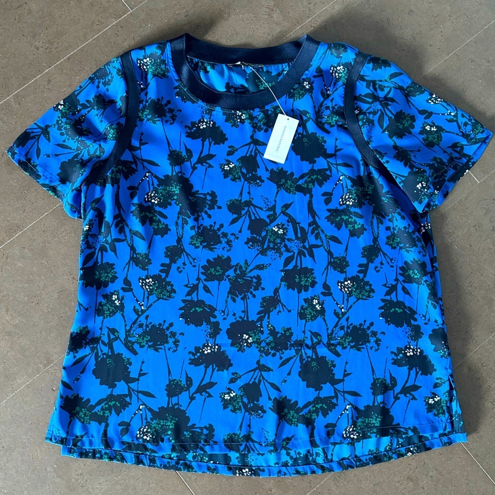 NWT Banana Republic Blue Floral Crewneck Top with floral print. Size L